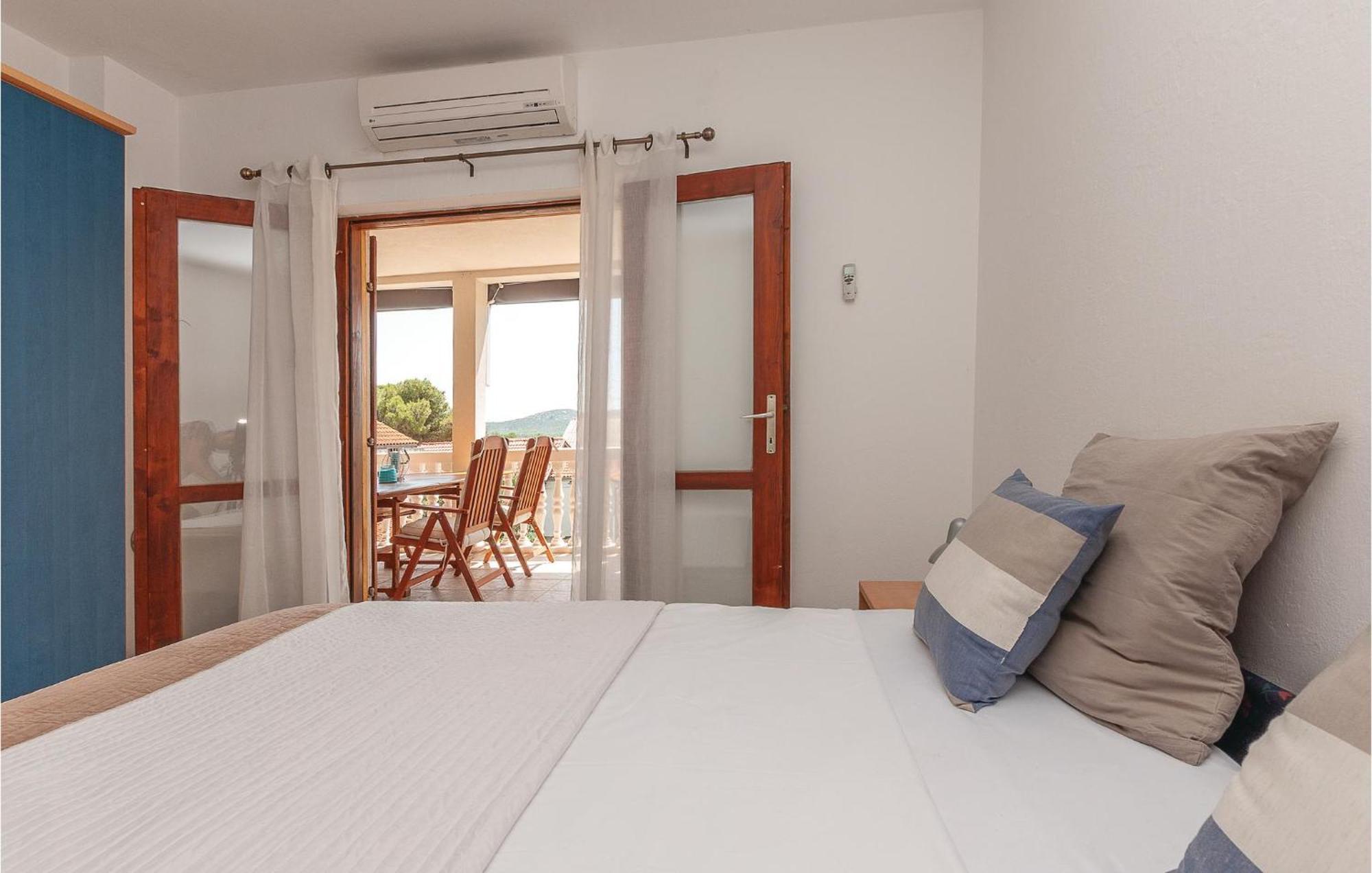 2 Bedroom Stunning Apartment In ピロヴァッツ エクステリア 写真