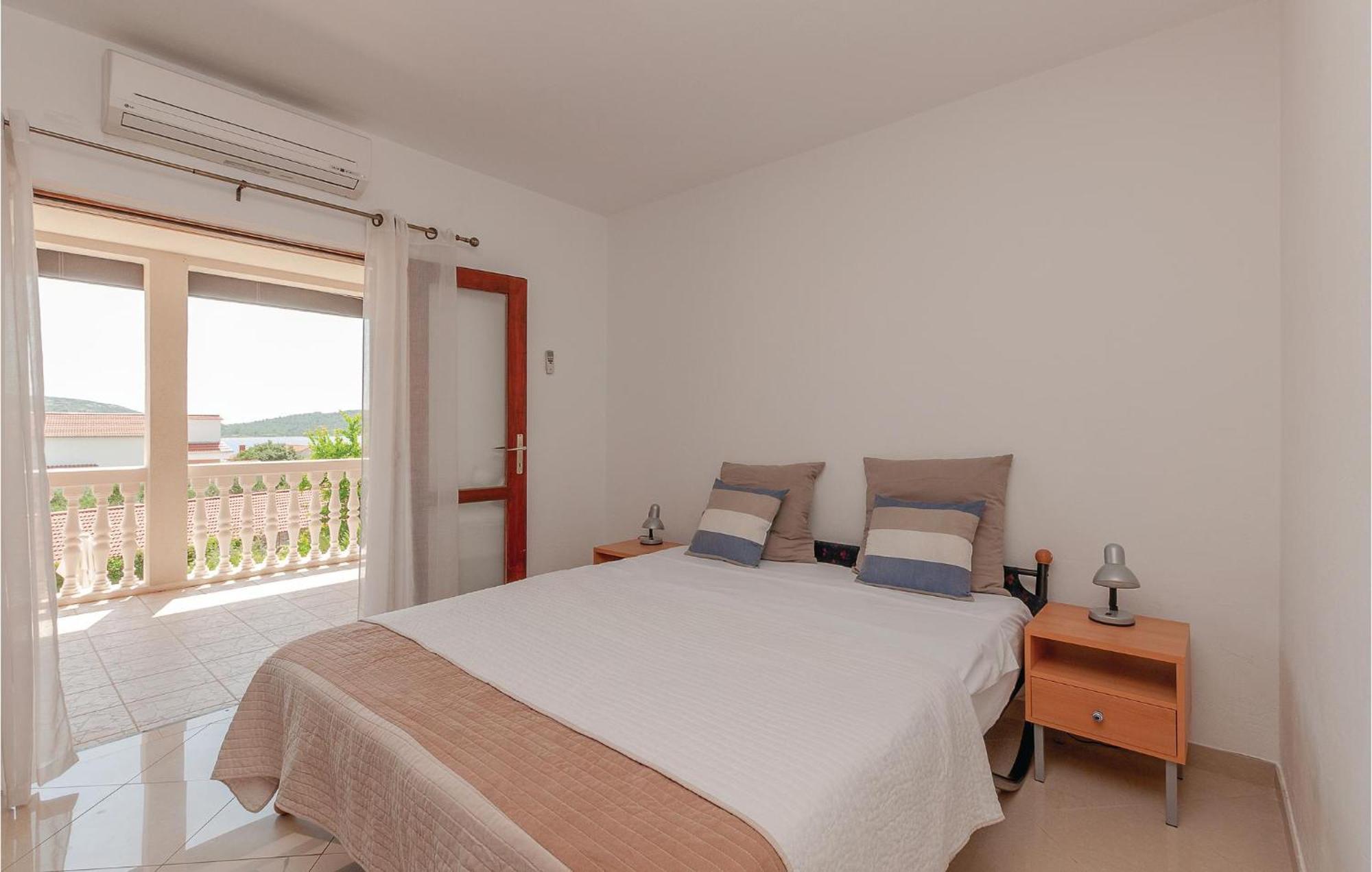 2 Bedroom Stunning Apartment In ピロヴァッツ エクステリア 写真