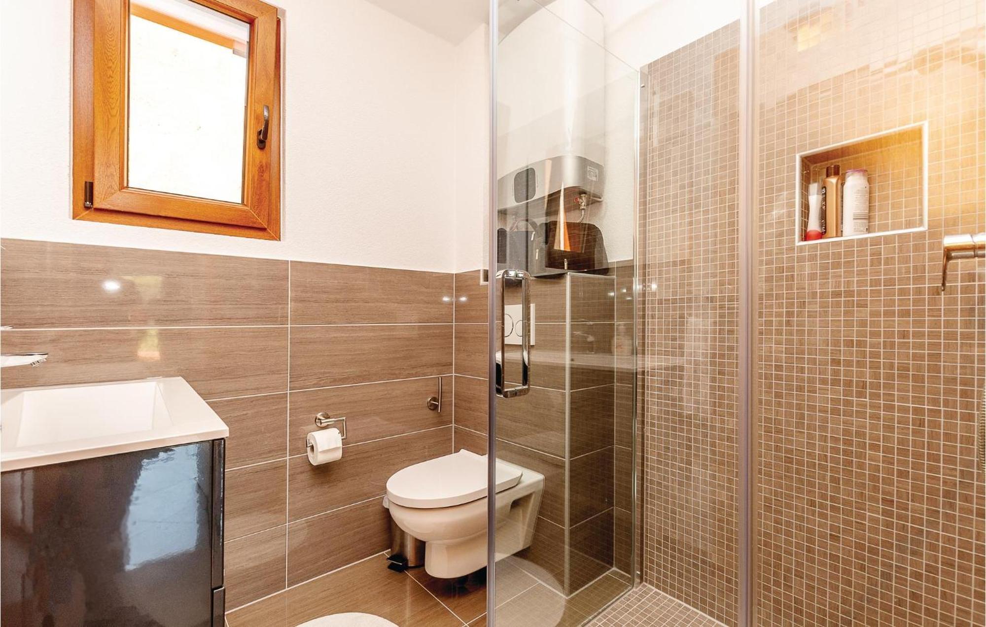 2 Bedroom Stunning Apartment In ピロヴァッツ エクステリア 写真